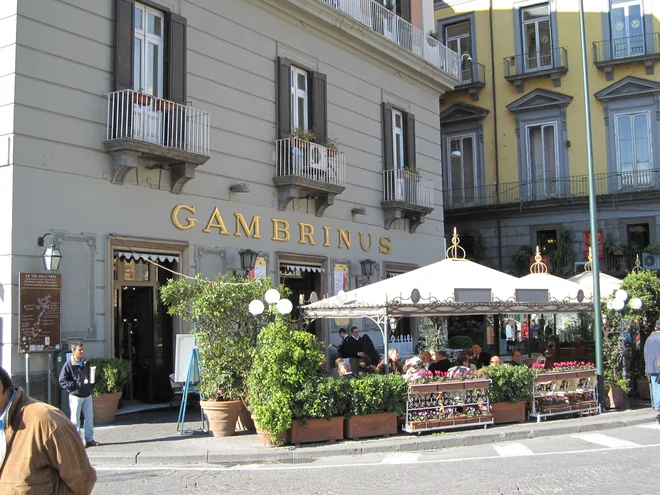 Lastniki neapeljske kavarne Caffè Gambrinus, kjer so nekdaj zasedali Guy de Maupassant, Émile Zola, cesarica Sissi, Oscar Wilde, Ernest Hemingway, Benedetto Croce in Jean Paul Sartre, so ta teden napovedali zaprtje.<br />
Foto wikipedija
