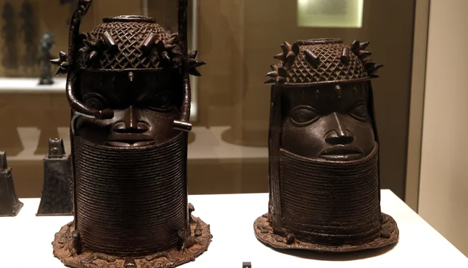 Glavi kraljevih prednikov (Uhunmwun Elao) iz nekdanjega kraljestva Benin naj bi bili kmalu v vitrinah novega muzeja v Benin Cityju. FOTO: Philippe Wojazer/Reuters