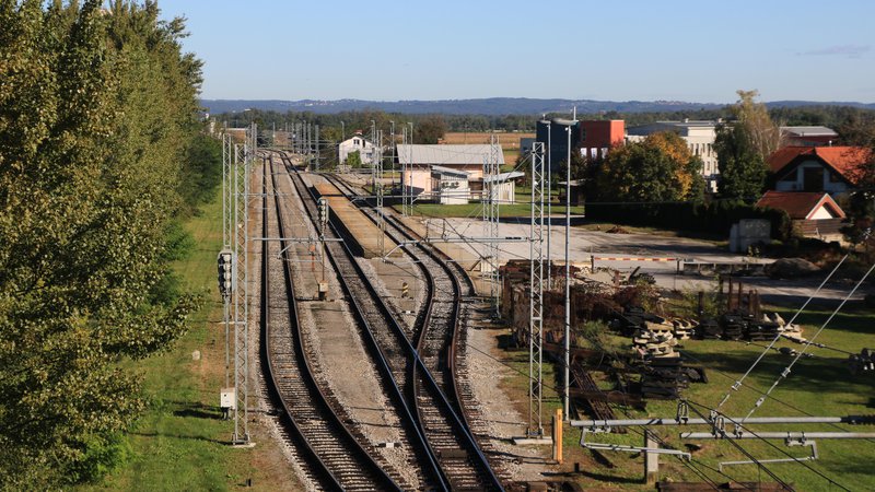 Fotografija: V Lipovcih, kjer se sekata železniška proga in pomurska avtocesta, naj bi zrasel nesojeni logistični center Luke Koper. FOTO: Jože Pojbič/Delo