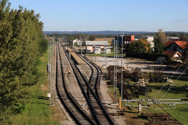 V Lipovcih, kjer se sekata železniška proga in pomurska avtocesta, naj bi zrasel nesojeni logistični center Luke Koper. FOTO: Jože Pojbič/Delo