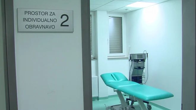 Prostor za individualno obvravnavo na fizioterapiji. FOTO: Matej R. Škof