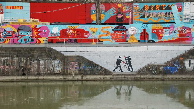Fotografija: Obrežje kanala Donave, ki teče skozi središče Dunaja, je v celoti namenjeno ulični umetnosti in grafitom. FOTO: Nina Granda