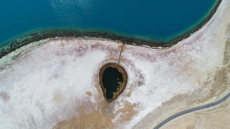 Fotografija: Pogled na jezero Yamzbog Yumco v bližini kitajskega mesta Shannan, v avtonomni pokrajini Tibeta. FOTO: Stringer/Afp