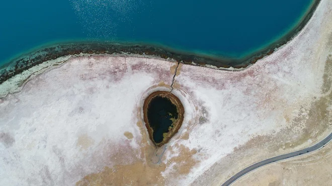 Pogled na jezero Yamzbog Yumco v bližini kitajskega mesta Shannan, v avtonomni pokrajini Tibeta. FOTO: Stringer/Afp