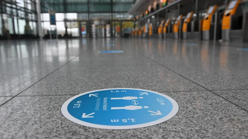 Fotografija: Prazen letališki terminal Lufthanse na letališču Franza Josefa Strausa v Münchnu, 9. november.  FOTO: Christof Stache/AFP