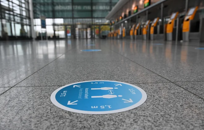 Prazen letališki terminal Lufthanse na letališču Franza Josefa Strausa v Münchnu, 9. november.&nbsp; FOTO: Christof Stache/AFP