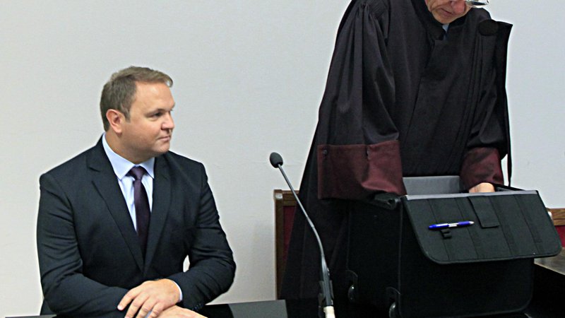 Fotografija: Matej Raščan (na fotografiji s svojim zagovornikom Stojanom Zdolškom) očitke tožilstva zavrača. FOTO:Mavric Pivk/Delo