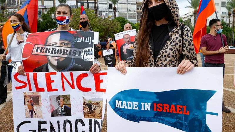 Pripadniki armenske skupnosti v Izraelu so pred dnevi protestirali, ker je njihova država po Rusiji največja prodajalka orožja Azerbajdžanu. FOTO: Jack Guez/AFP