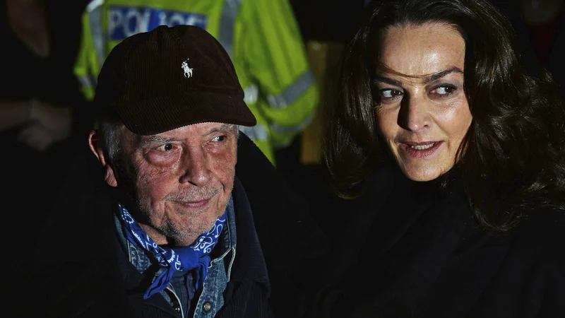 Fotografija: David Bailey sicer ni več v najboljši formi, a še vedno ljubi ženske. Tudi njegova veliko mlajša žena Catherine Dryer, je manekenka. FOTO: Reuters