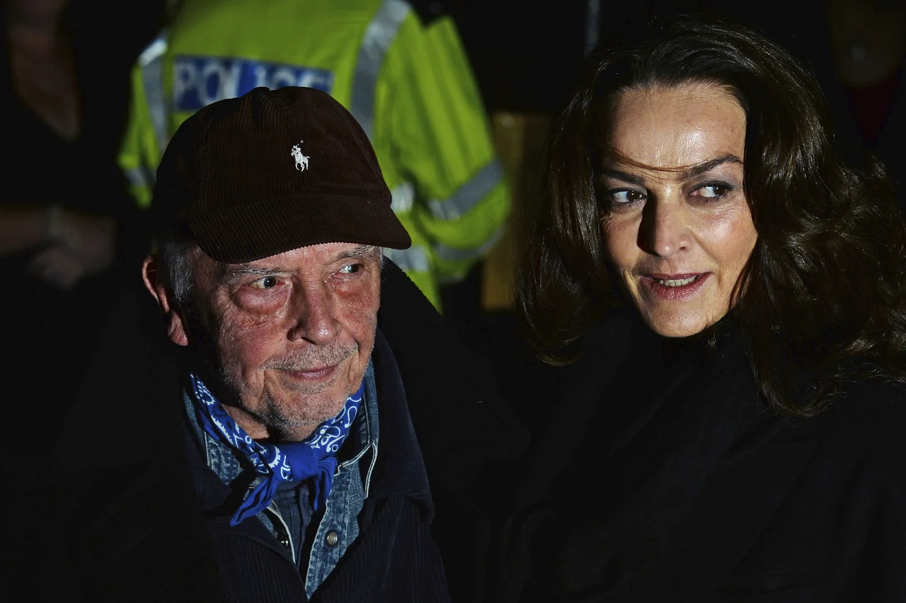 Fotografija: David Bailey sicer ni več v najboljši formi, a še vedno ljubi ženske. Tudi njegova veliko mlajša žena Catherine Dryer, je manekenka. FOTO: Reuters