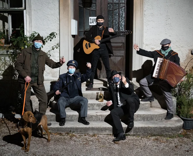 Skupina Orlek je posnela hudomušni video <em>Ko se vino več ne toči</em>. FOTO: Najc Novak