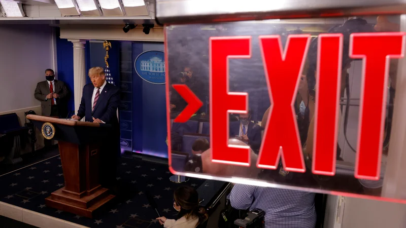 Fotografija: Demokrati vse bolj verjamejo, da bodo lahko Trumpa le s tožbami prisilili k sodelovanju pri prenosu oblasti. FOTO: Carlos Barria/Reuters