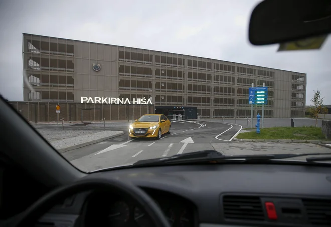 Nova garažna hiša v Grosuplju je za študente (pre)draga, zato od župana Verliča zahtevajo izpolnitev obljube o brezplačnem parkiranju. FOTO: Matej Družnik/Delo