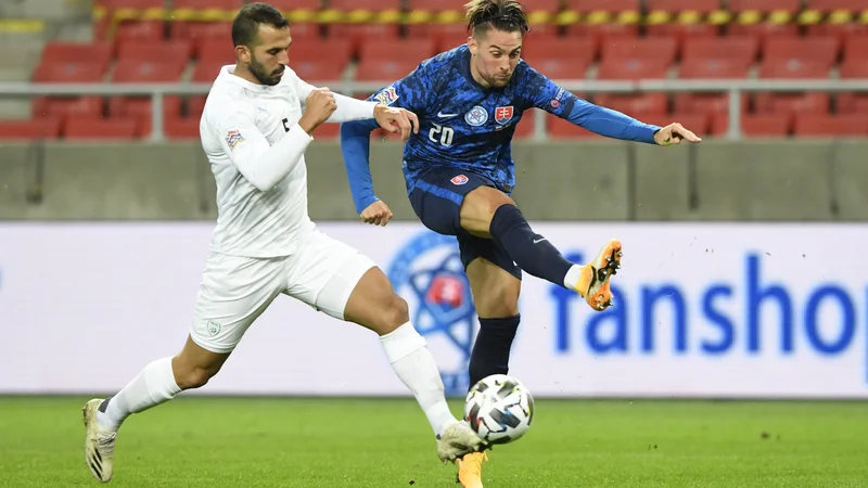 Fotografija: Pred Robertom Makom (desno), soigralcem našega Mihe Blažiča pri Ferencvarosu, je zelo pomembna preizkušnja v Belfastu.
Foto Radovan Stoklasa/Reuters