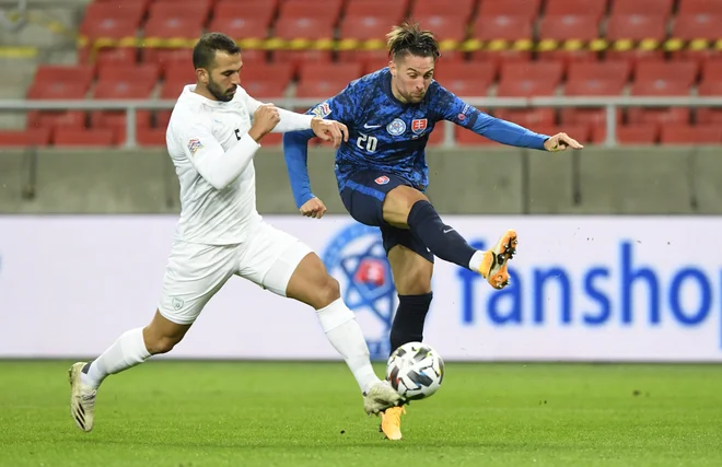 Pred Robertom Makom (desno), soigralcem našega Mihe Blažiča pri Ferencvarosu, je zelo pomembna preizkušnja v Belfastu.<br />
Foto Radovan Stoklasa/Reuters