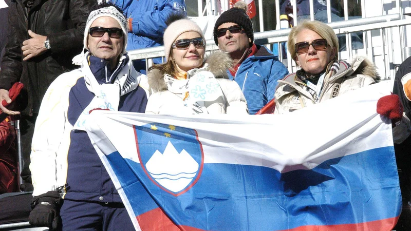 Fotografija: Predsednik vlade Janez Janša s soprogo Urško med eno od tekem alpskega smučanja v Lanzerheide. FOTO: Drago Perko