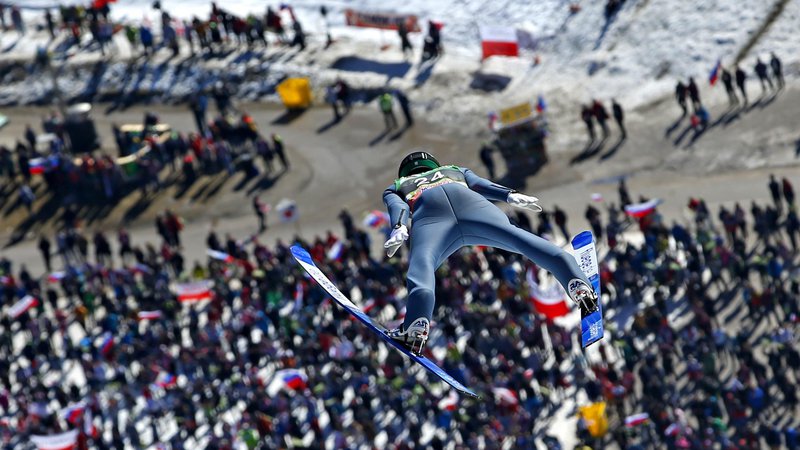 Fotografija: Smučarski skakalci med decembrskim svetovnim prvenstvom zagotovo ne bodo imeli takšnega razgleda na več 10.000 gledalcev, kakršen se je marca lani ponudil Timiju Zajcu. FOTO: Matej Družnik/Delo