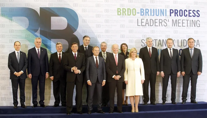 Skupinska fotografija na vrhu Brdo-Brioni. FOTO: Matej Družnik/Delo