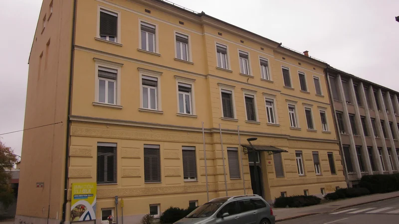 Fotografija: Ekonomska šola na Vodnikovi ulici v Celju je že več let prazna. Ko bo izvedena menjava, se zanjo po županovih navedbah že zanimajo na Fakulteti za logistiko. FOTO: Špela Kuralt/Delo