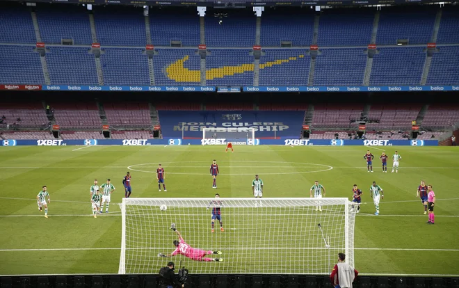 Barcelona je bila močno odvisna od gledalcev, ki jih zdaj ni. FOTO: Albert Gea/Reuters
