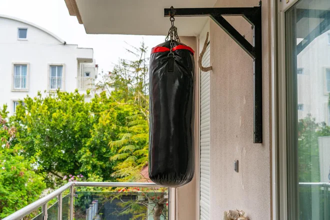 Obešena vreča mora namreč tehtati polovico toliko kot vi! FOTO: Shutterstock