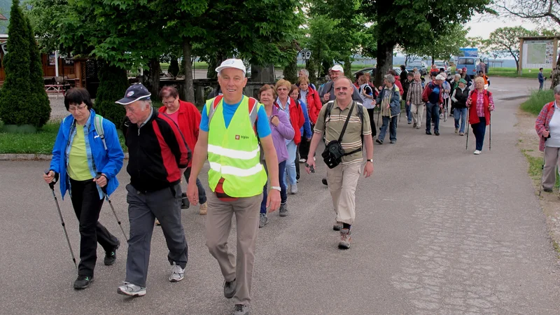 Fotografija: Pri uspešnem zdravljenju sladkorne bolezni je pomembna tudi primerna telesna aktivnost (na sliki pohod diabetikov na Gorenjskem pred nekaj leti...), zdrava prehrana in seveda redno prejemanje zdravil, med drugim svetuje dr. Mitja Krajnc.
Foto: Janez Kuhar