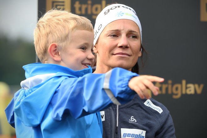 Slovenska smučarska tekačica Katja Višnar s sinom.  FOTO: Jure Eržen/Delo 