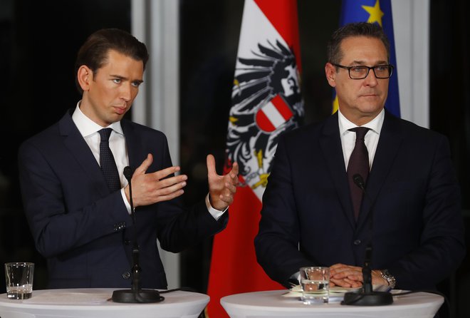 Decembra 2017 sta avstrijski ljudska stranka (s Sebastianom Kurzem) in svobodnjaki (s Heinz-Christianom Strachejem) sestavili novo vlado. Kurz je postal kancler, Strache pa podkancler.  FOTO: Leonhard Foeger/Reuters