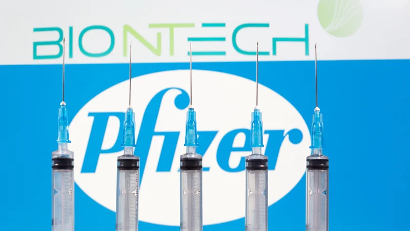 Fotografija: Cepivo, ki ga razvijata BioNTech in Pfizer, velja za najbolj obetavno doslej. FOTO: Dado Ruvic/Reuters