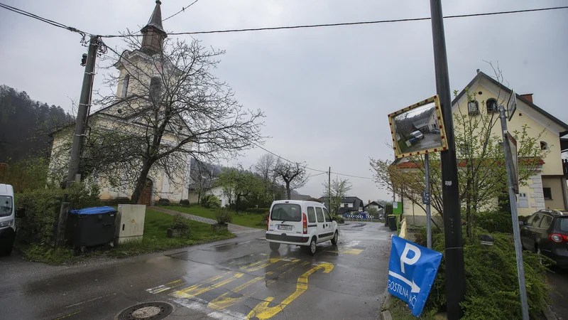 Fotografija: Na kritičnih odsekih ni prostora za pločnik. Foto Jože Suhadolnik