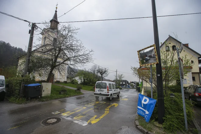 Na kritičnih odsekih ni prostora za pločnik. Foto Jože Suhadolnik