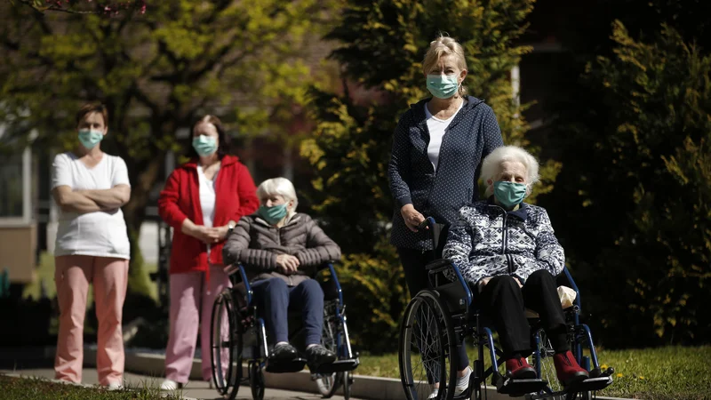 Fotografija: Pri domovih za starejše so želeli poiskati ravnotežje med čim bolj učinkovitimi ukrepi in omogočanjem čim bolj normalnega življenja, zagotavlja minister. Foto Foto: Jure Eržen/delo