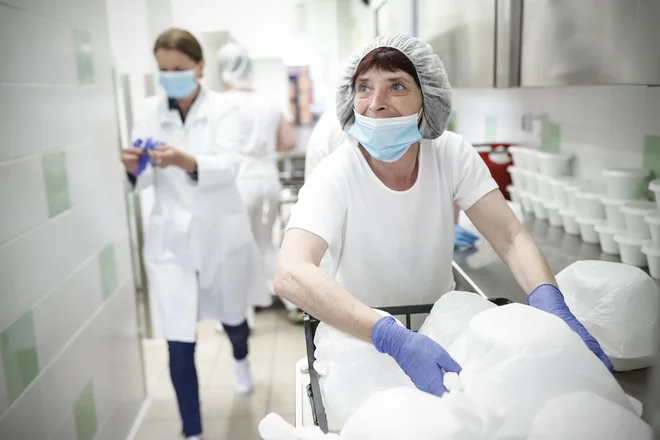Že med prvo uradno razglašeno epidemijo so tudi brez okrožnice ministrstva nekatere občine otrokom razdeljevale tople obroke. Foto Uroš Hočevar