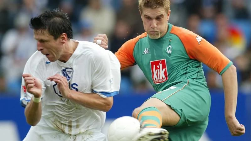 Fotografija: Ivan Klasnić (desno) v akciji leta 2004, desno nekdanji slovenski reprezentant Aleksander Knavs. FOTO: Ina Fassbender/Reuters