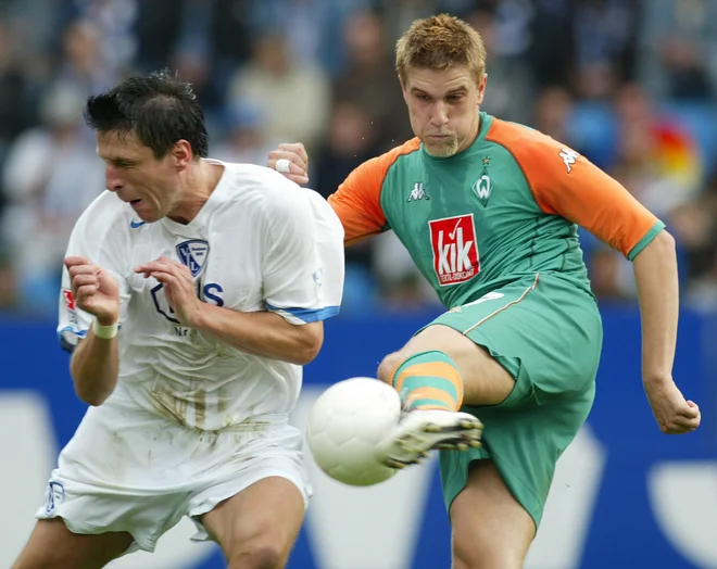 Ivan Klasnić (desno) v akciji leta 2004, desno nekdanji slovenski reprezentant Aleksander Knavs. FOTO: Ina Fassbender/Reuters