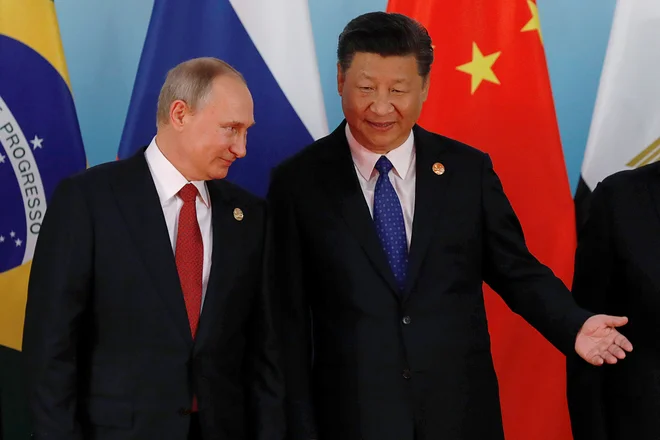 Kitajski predsednik Xi Jinping in ruski predsednik Vladimir Putin sta dala vedeti, da jima je vseeno, kdo sedi v Beli hiši. FOTO: Tyrone Siu/Reuters