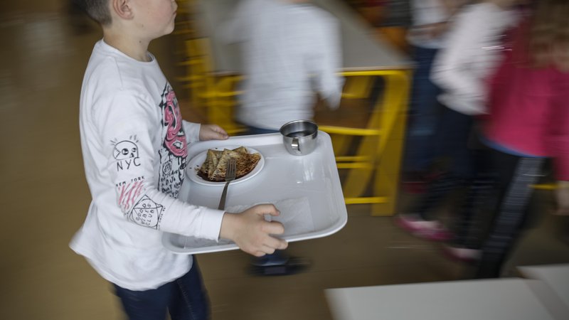 Fotografija: V številnih občinah zaznavajo povečanje števila prijav za prevzem toplega šolskega obroka.
FOTO: Uroš Hočevar/Delo