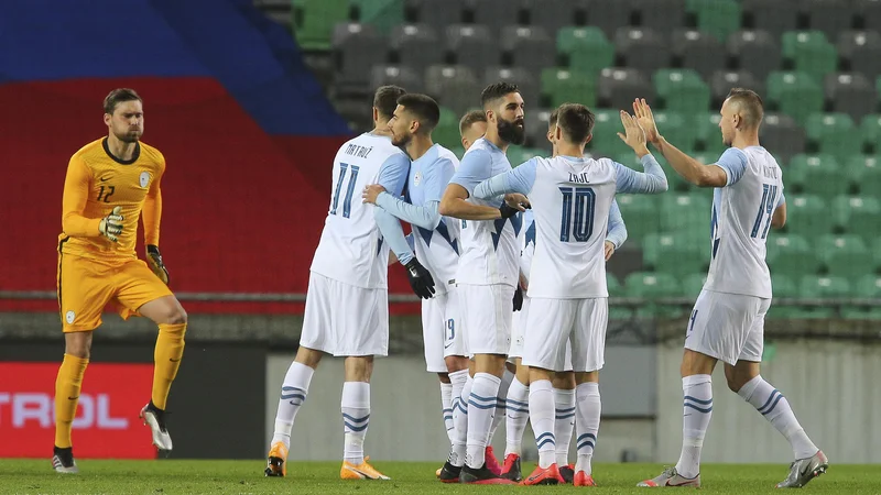 Fotografija: Slovenska nogometna reprezentanca ni premagala Azerbajdžana, toda še pšestič zapored ni izgubila. FOTO: Jože Suhadolnik