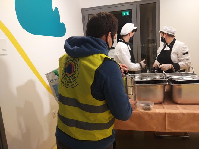 V slovenskih šolah so organizirali prevzem toplih obrokov za njihove učence. FOTO: Občina Škofja Loka