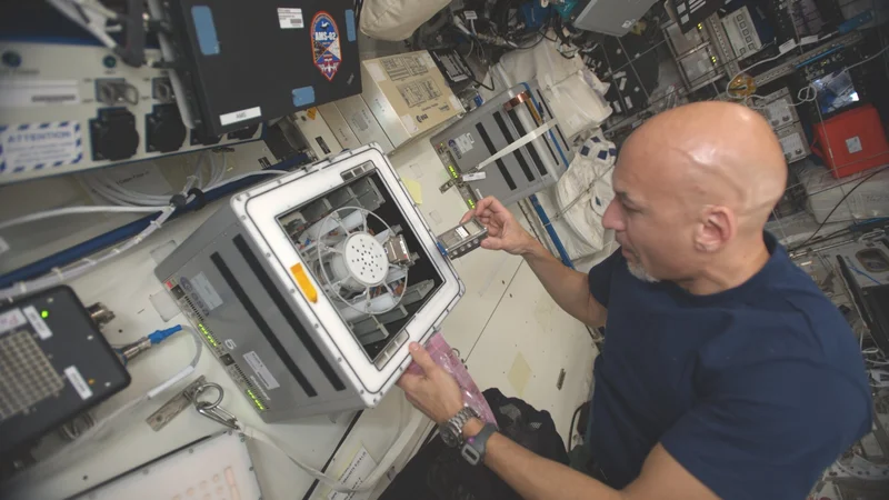 Fotografija: Astronavt Luca Parmitano pri centrifugi na ISS. FOTO: ESA