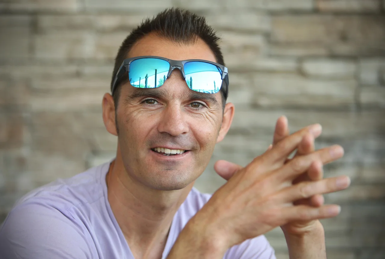 Fotografija: Nekdanji kolesar Gorazd Štangelj in zdaj športni direktor kluba Bahrain Merida je potegnil črto čez sanjsko sezono za slovensko kolesarstvo. FOTO: Jure Eržen/Delo