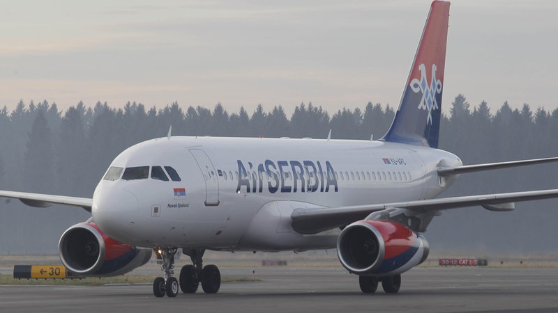Fotografija: Za subvencijo se je prijavila tudi Air Serbia, ki je letos po ponovnem odprtju potniškega letalskega prometa prva obnovila lete v Ljubljano. FOTO: Tomi Lombar/Delo