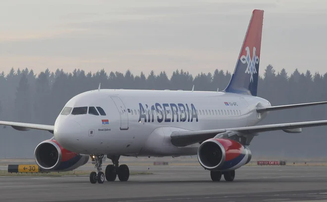 Za subvencijo se je prijavila tudi Air Serbia, ki je letos po ponovnem odprtju potniškega letalskega prometa prva obnovila lete v Ljubljano. FOTO: Tomi Lombar/Delo