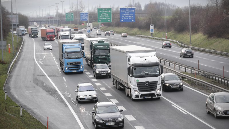 Fotografija: Prepoved prehitevanja tovornjakov naj bi vplivala tako na pretočnost kot na varnost prometa. FOTO: Uroš Hočevar/Delo