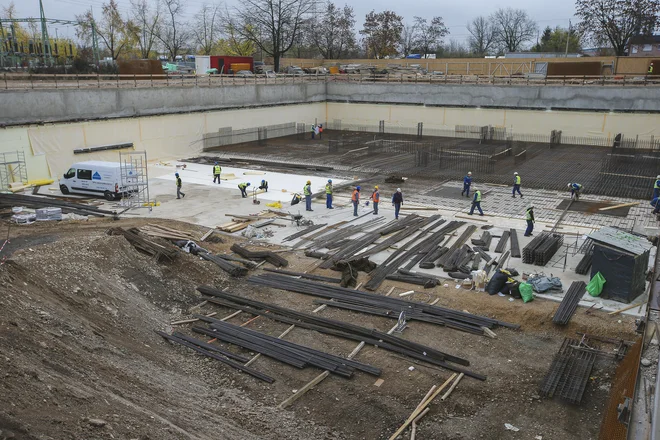 Gradnja šišenske soseske Kvartet poteka po načrtih, so zatrdili slovaški investitorji. Foto: Jože Suhadolnik/Delo