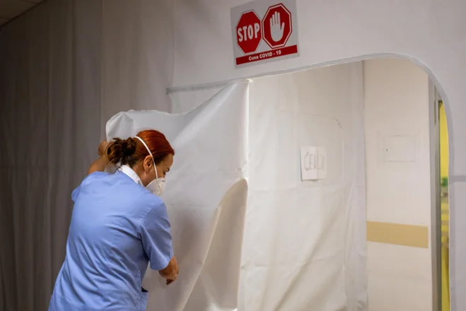 Sedanje stanje epidemije pri nas je zelo težko, polne bolnišnice, nekaj deset smrti na dan, epidemiološko neobvladljiva poplava okužb. FOTO:&nbsp;Voranc Vogel/Delo