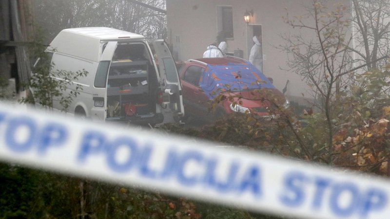 Fotografija: Po strelih so pripadniki specialne enote vstopili v objekt, v katerem so našli trupla umorjenih in truplo 22-letnika. FOTO: Dejan Javornik/Slovenske novice