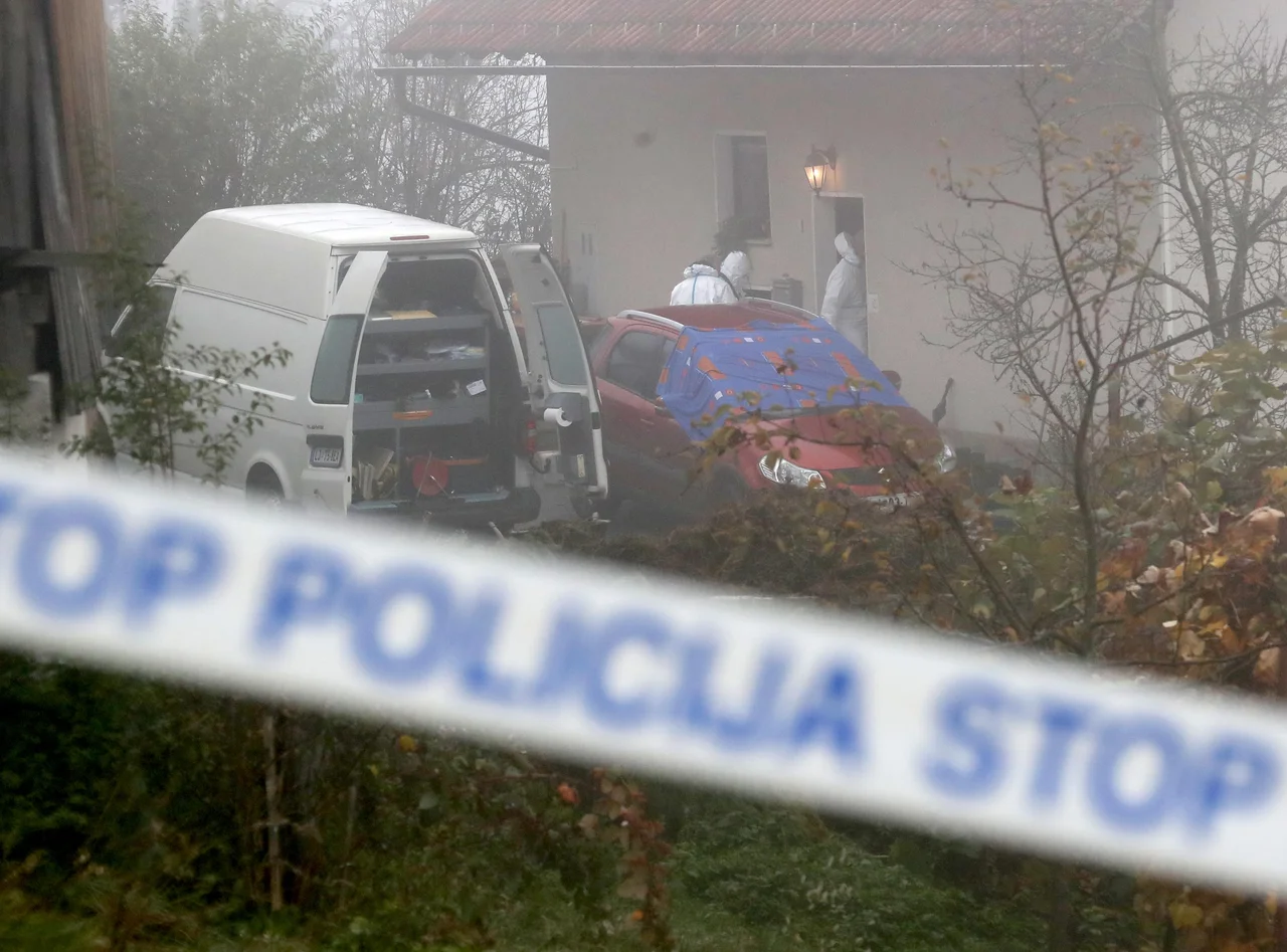 Fotografija: Po strelih so pripadniki specialne enote vstopili v objekt, v katerem so našli trupla umorjenih in truplo 22-letnika. FOTO: Dejan Javornik/Slovenske novice