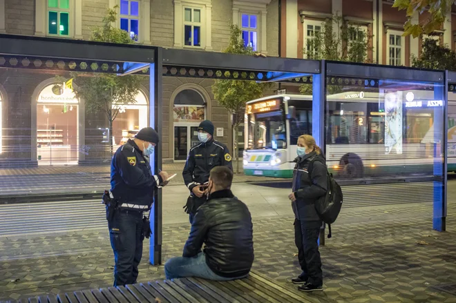 Ukrepi bodo ostali enaki ali pa jih bodo zaostrili. FOTO: Voranc Vogel/Delo