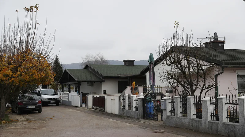 Fotografija: Mestne hišice v soseski Cesta španskih borcev v Kašlju bodo obnovili tudi z evropskimi sredstvi. FOTO: Leon Vidic/Delo